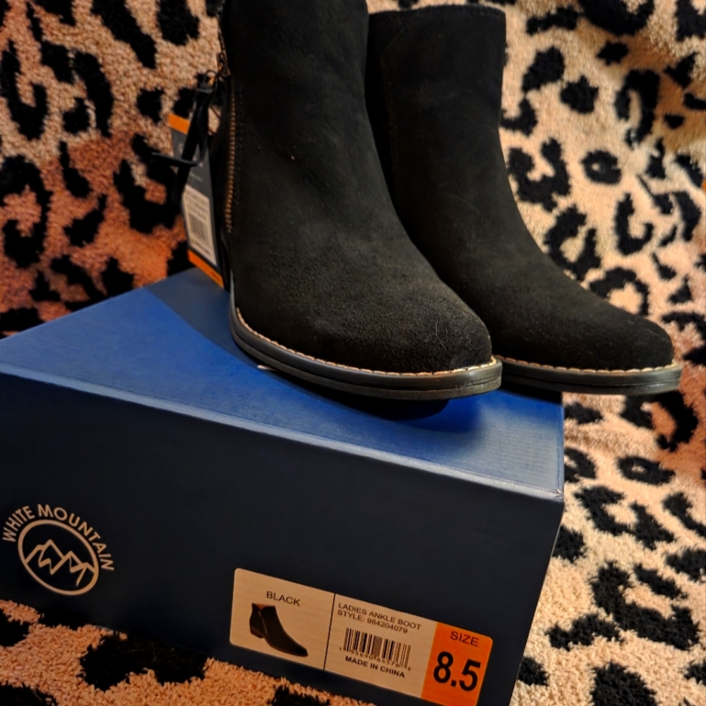 NWT WHITE MOUNTAIN Women's Altos Block Heel Bootie Black Suede 8.5